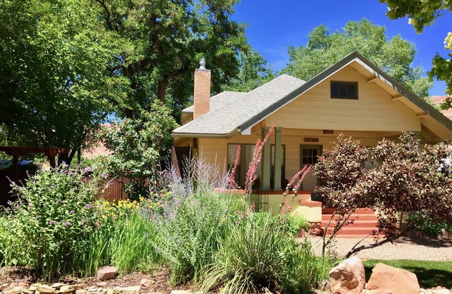 Charming cottage off Main Street. Cool summer gardens. Warm winter fireplace