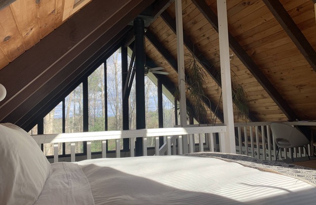 Charming Cottage w/Sauna, close to hiking trails, ski lodges & Great Barrington