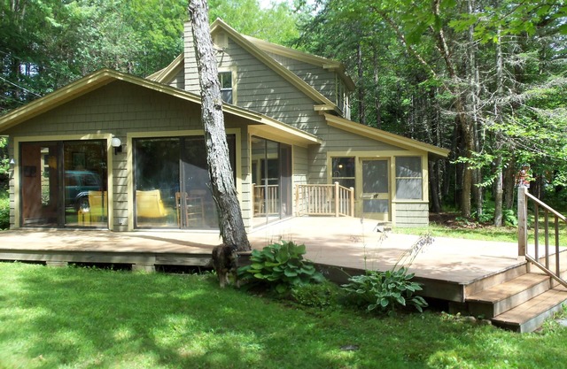 Charming Cottage with Deck and Lakefront