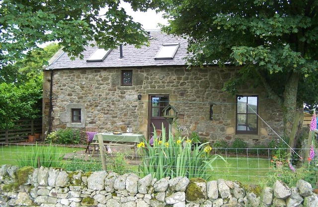 Charming cottage with loch and hill views nr Edinburgh