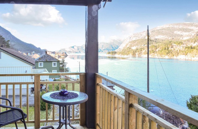 Charming cottage with great location and magnificent view of the Søvareidfjord.