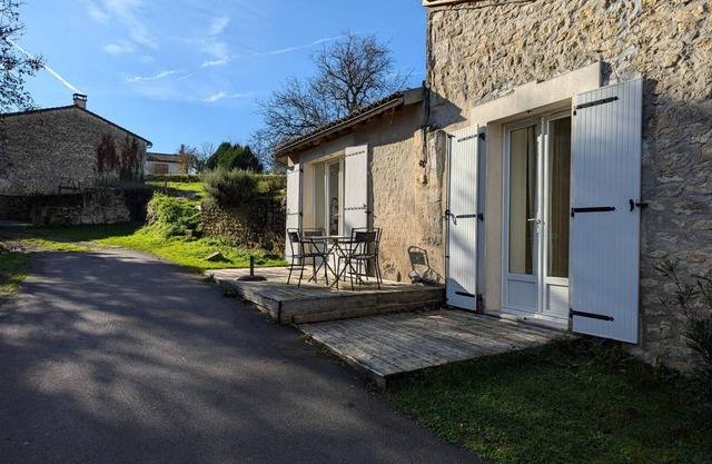 Charming Country Cottage with Private Terrace, Near Angoulême - Pet Friendly