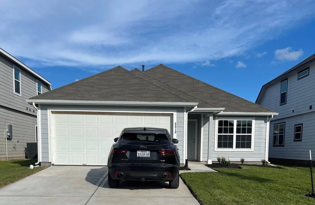 Charming & Cozy 3-bedroom house in new subdivision near S Hwy Route 6