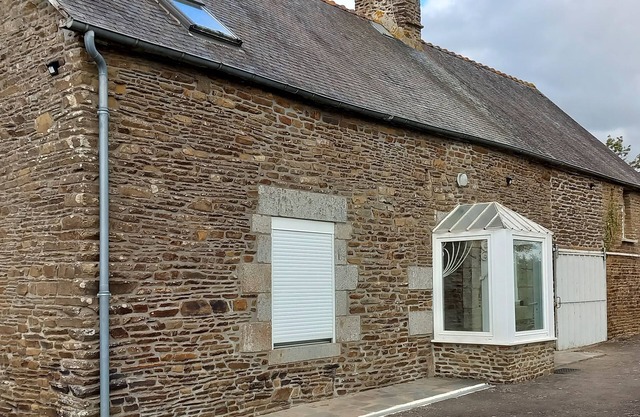 Charming detached single-storey longere in the countryside with courtyard and garden