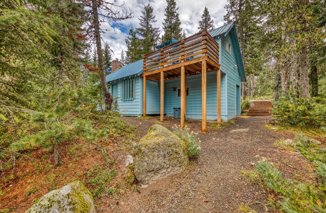 Charming Dog-Friendly Cabin Close to the Ski Slopes and Town with Free WiFi