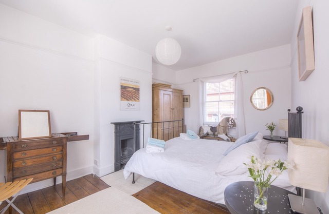Charming dog-friendly cottage in historic Arundel!