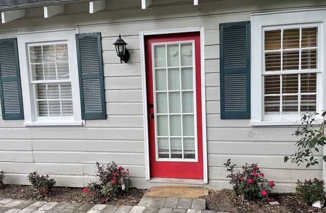 Charming Downtown Studio. Easy walk to restaurants & Shopping