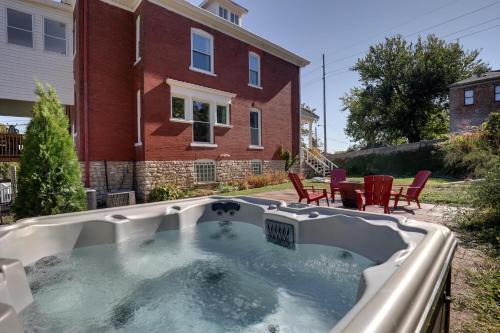 Charming Escape - Private Hot Tub!