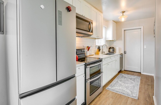 Charming Eugene Getaway ~ 1 Mi to Downtown!