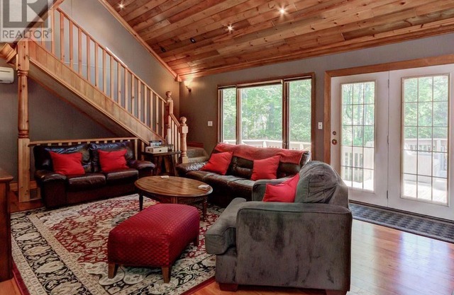 Charming family cottage: walking distance to beach & famous Lake Huron sunsets.
