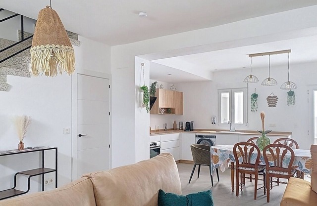 Charming family home with patio/8 beds