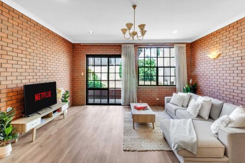 Charming Family Retreat with Arcade - Glenunga