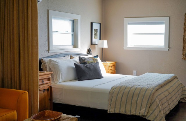 Charming farmhouse suite near Dunedin