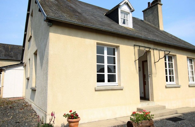 Charming Farmhouse: Spacious Rooms, Petanque, BBQ, Near Forest, Fishing, Optional Heating/Sheets