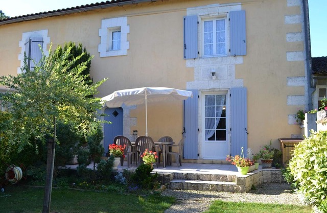 Charming Riverside Cottage with Garden, WiFi, and Outdoor Activities in Saint-Genis-Hiersac