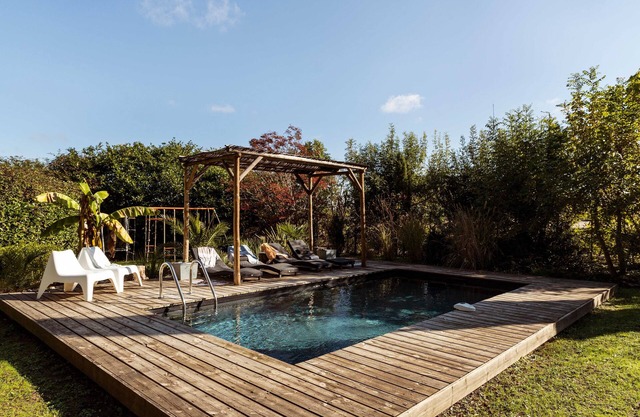CHARMING VILLAGE HOUSE! near Bergerac StEmillion Bordeaux, heated pool jacuzzi