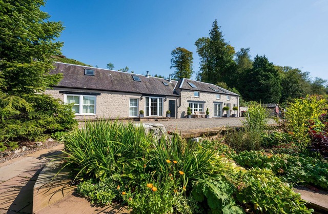 Charming Fully Refurbished Garden Cottage
