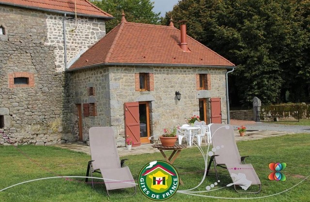 Charming gîte 4 épis Peyrat La Nonière on estate with castle and pond