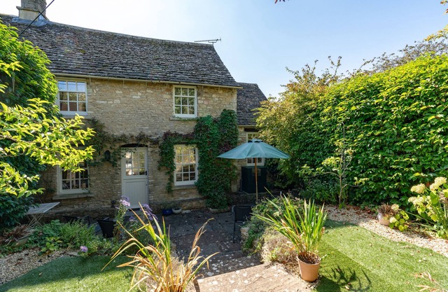 Charming Cotswold Cottage in Fulbrook - The Reading Room