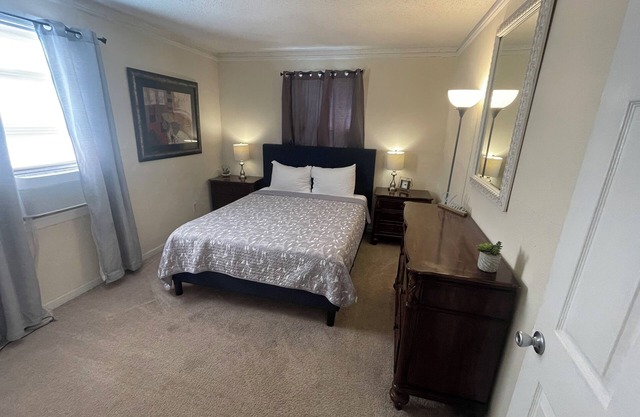 Charming Gentilly 3-bedroom townhome in delightful New Orleans with WiFi, AC