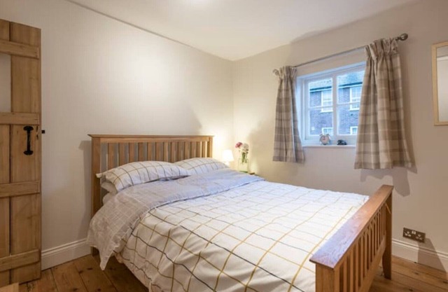 Charming Georgian flint cottage