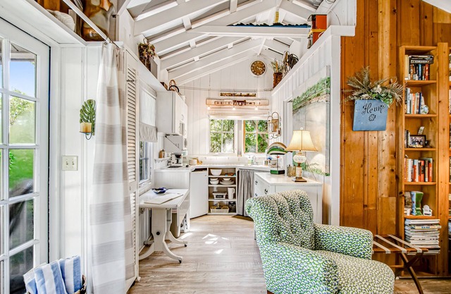 Charming Getaway w/a Kitchenette & Free WiFi - Walk to the Beach