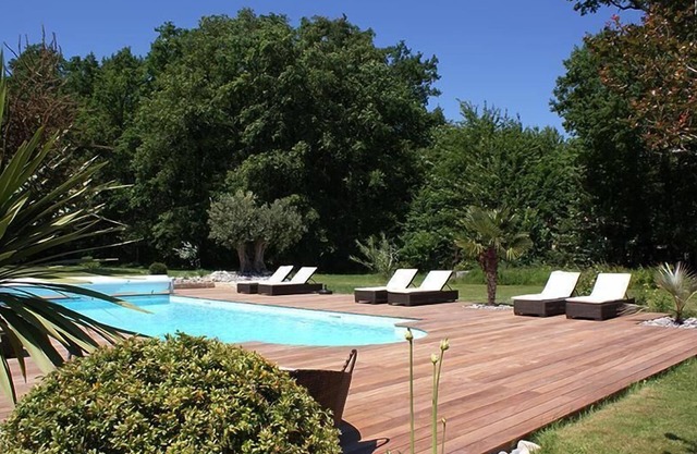 Charming gîte 120 m2 for 6 people: 3 bedrooms and 2 bathrooms with private parking and garden. On-site swimming pool and private park. Discreetly adjoining the Gîte Eucalyptus with private garden, terrace and parking. Exposition Sud Es