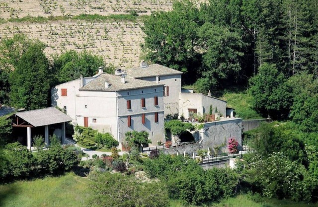Charming gîte with swimming pool in a house full of character