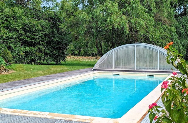 Charming Gîte with Heated Pool, Garden, BBQ, and Baby Equipment Near Aubeterre-sur-Dronne