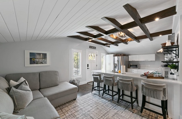 Charming guest house cottage with private beach access!