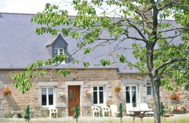 Charming Home with Fireplace, Large Garden & Modern Amenities in Peaceful Countryside