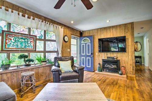 Charming Hampton Bays Home 5 Mi to Coopers Beach