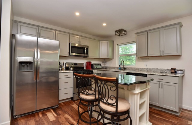 Charming home in wonderful Saratoga Springs walk to Concerts at Spac -Hot tub