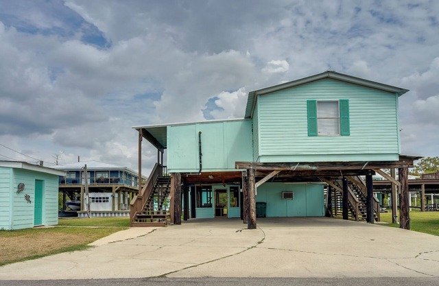 Charming Home w/Dock, Fishing Retreat on the Lake