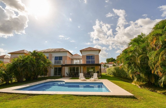 Charming Home with a Spacious Backyard