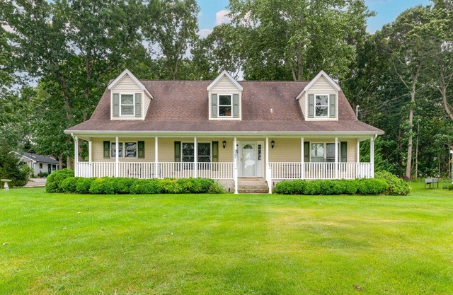 Charming home with fireplace, kayaks, patio, fast WiFi, & washer/dryer-dogs ok