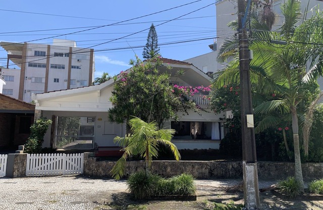 Charming house facing the sea