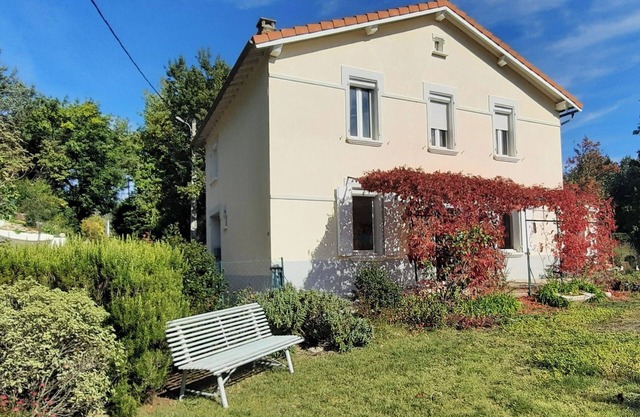 Charming house with garden, close to town (500m)