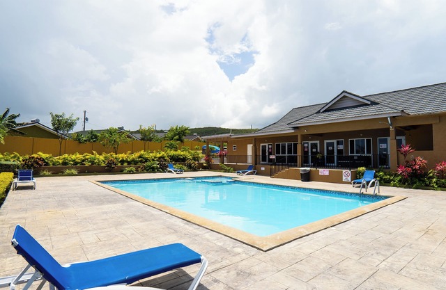 Charming 2-bedroom house with pool, gym, room, 5 minutes away from attractions