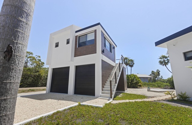 Charming lagoon front apartment with kayaks, SUPs, & nearby beach