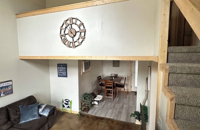 Charming lake cottage overlooking Grand lake