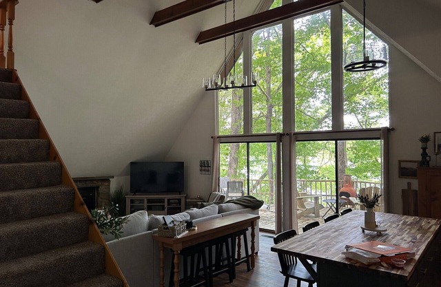 Charming lake front 3-bedroom/loft cabin w/AC, WiFi in delightful Cub Run, KY.