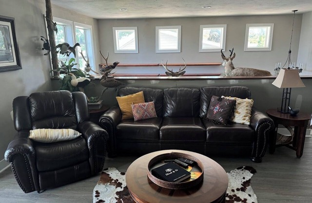 Charming Lake front 4-bedroom 3 full bath house in lovely with WiFi, Central AC