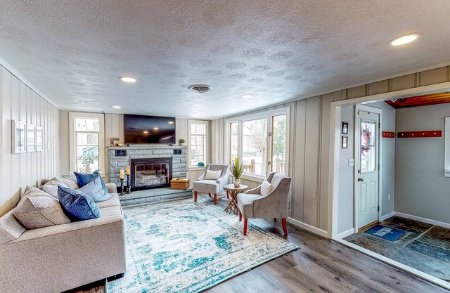Charming lake view home w/easy lake access, full kitchen, and smart TV