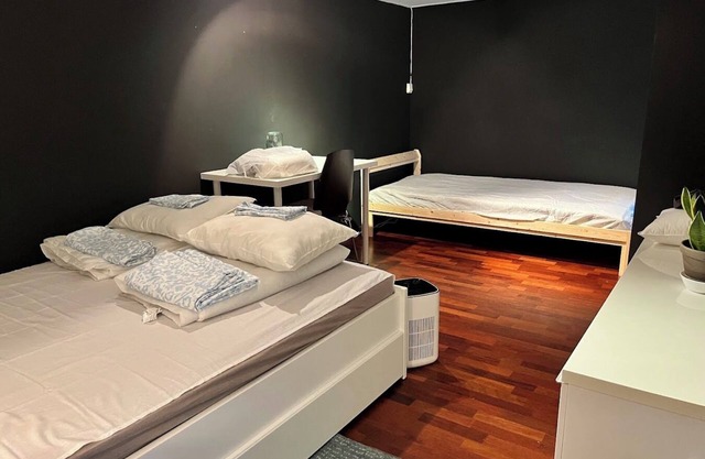 Charming large room -BnB- with balcony in wonderful Stavanger Center