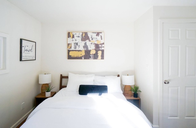 Charming light-filled cottage near airport and DT