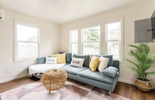 Charming light-filled cottage near airport & DT