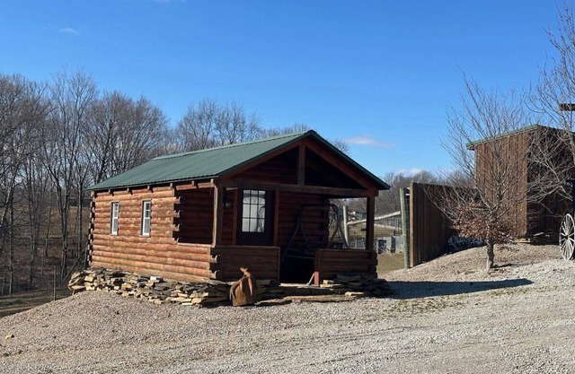 Charming Log Cabin in Hocking Hills Old Man's Cave