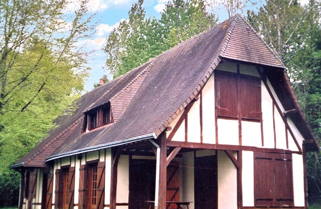 Charming Nature Retreat in Perche: 2BR, Fishing Pond, Pet-Friendly