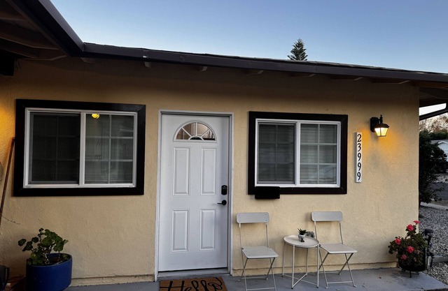 Charming Newly Renovated Modern Studio w/Private Entrance and Prime Location